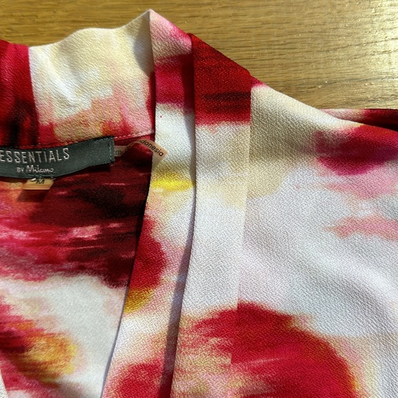 Sleeveless top with red patter. - Picture 3 of 4